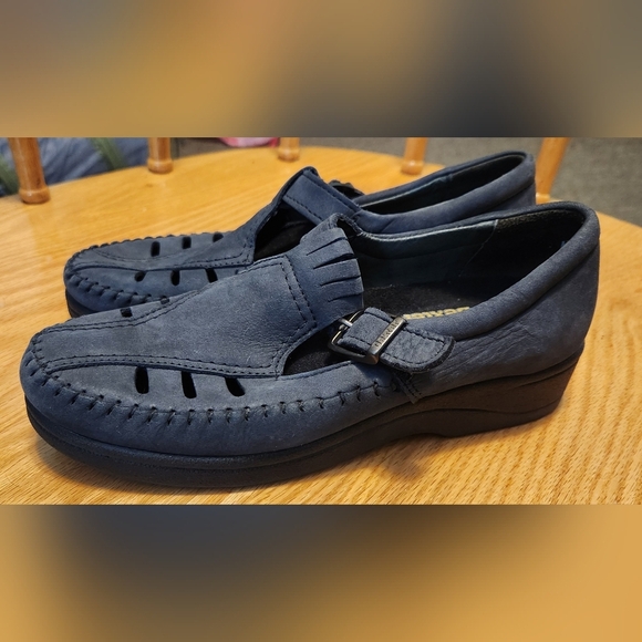 NWOT Blue Dexter Suede Mary Jane Flats Size 6.5 - Picture 1 of 7